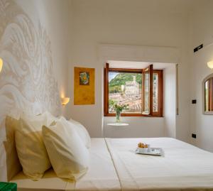 A bed or beds in a room at Hotel San Francesco e il lupo