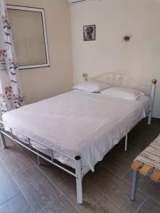 アギオス・ゲオルギオスにあるStudio Zenapのベッドルーム1室(白いベッドカバー付)