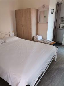 a bedroom with a large white bed in a room at Studio Zenap in Agios Georgios