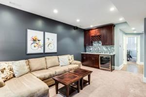 sala de estar con sofá y mesa en Gold coast villa with free parking garage sleeps 10 en Chicago