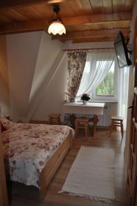 Ένα ή περισσότερα κρεβάτια σε δωμάτιο στο Pokoje u Marysi