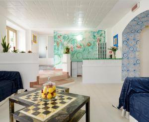 A seating area at Hotel San Francesco e il lupo