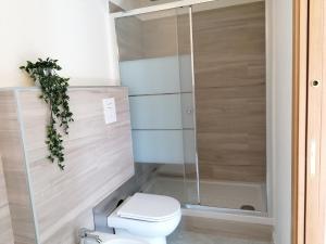łazienka z toaletą i prysznicem w obiekcie Rara Domus B&B w mieście Pompeje +37 zdjęć