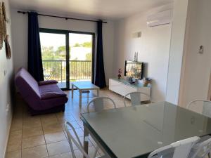 sala de estar con mesa de cristal y sillas en La Mundial Formentera, en Es Pujols