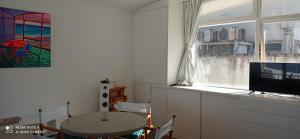 Un comedor con una mesa y una ventana. en Sentí el Mar.., en Punta del Este