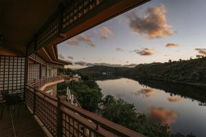- une vue sur la rivière depuis le balcon d'une maison dans l'établissement Hotel Rural Quinta da Conchada, à Aguieira