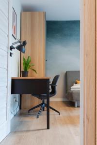 biurko i krzesło w pokoju z sypialnią w obiekcie Apartament Konopnickiej10 w Gdańsku