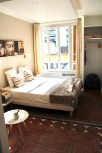 um quarto com uma cama grande e uma janela em studio ZEN gare part Dieu em Lyon