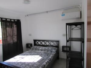 Un dormitorio con una cama y una escalera dentro. en La Villa Inn, en Villa Carlos Paz 79 fotos más