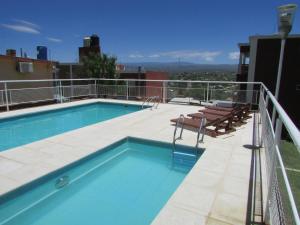 una piscina sul tetto di un edificio di La Villa Inn a Villa Carlos Paz