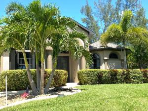 ein Haus mit zwei Palmen vor einem Hof in der Unterkunft Villa Harley Summer in Cape Coral