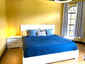 ein Schlafzimmer mit einem Bett mit blauen Laken und einem Fenster in der Unterkunft Villa Harley Summer in Cape Coral + 29 Fotos