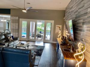 ein Wohnzimmer mit Sofa und Tisch in der Unterkunft Villa Harley Summer in Cape Coral