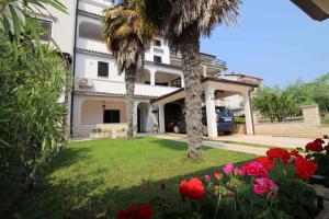Vonkajšia záhrada v ubytovaní Apartment in Porec - Istrien 36860