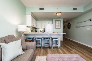 uma sala de estar com um sofá e uma cozinha em Unit 1207 Ocean Walk - 1 Bedroom Ocean Front em Daytona Beach