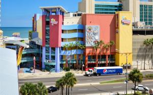 widok na miasto z kolorowym budynkiem w obiekcie Unit 1710 Ocean Walk - 1 Bedroom Ocean Front w mieście Daytona Beach