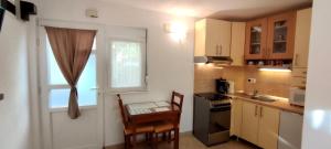 una pequeña cocina con mesa y ventana en Dinka Apartment, en Trogir