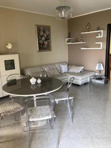 sala de estar con mesa, sillas y sofá en Apartment Napitia Hills, en Pizzo