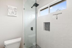 Een badkamer bij Contemporary Couples Getaway Near Austin Favorites - Loft 21