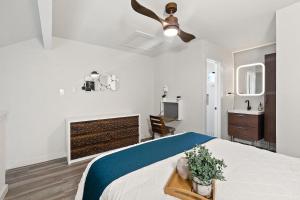 Una cama o camas en una habitación de Contemporary Couples Getaway Near Austin Favorites - Loft 21