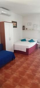 1 dormitorio con 2 camas en una habitación en Apartments Edita, en Rogoznica