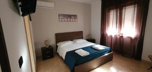 ein Schlafzimmer mit einem Bett mit zwei Handtüchern darauf in der Unterkunft B&B Caput Mundi-Calabria in Santa Maria del Cedro