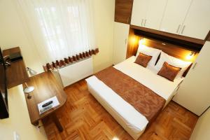 an overhead view of a bedroom with a bed at Apartments Ivana - Iva in Zadar