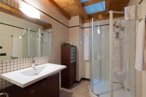 A bathroom at Complejo Rural Turimaestrat Még 37 kép