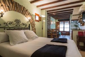 A bed or beds in a room at Complejo Rural Turimaestrat
