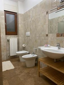 a bathroom with a sink and a toilet at Villa Sterlizia in Veglie