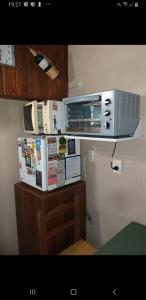 a toaster oven and a microwave on a shelf at Apartamento El Calvario 1 in Tandil +2 photos