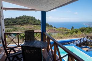 balcón con vistas al océano en CASA ALBA, casa rústica en la colina con piscina-spa climatizada y vistas al mar, en Puntallana