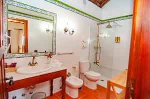 Bathroom sa Hotel Rural Jardines de Milano