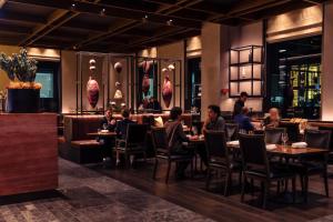 Next Hotel Melbourne, Curio Collection by Hilton餐厅或其他用餐的地方