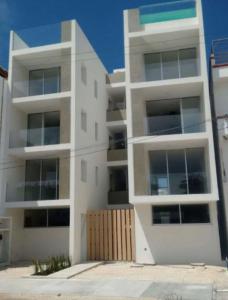 莫雷洛斯港的住宿－Ocean Villa，白色的公寓楼,前面有一个门