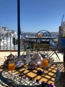 - une table avec des verres de jus d'orange sur un balcon dans l'établissement Dar l'alhambra, à Tanger