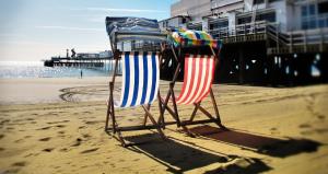 サンダウンにあるSandringham Hotel - Seafront, Sandown --- Car Ferry Optional Extra 92 pounds Return from Southamptonの砂浜の椅子2脚