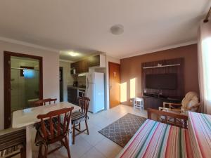 cocina y sala de estar con mesa y sillas en Vista Dutra, en Gramado