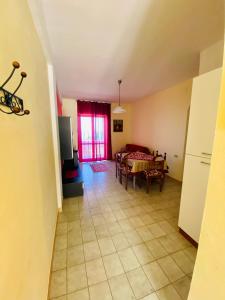 ein Wohnzimmer mit einer Küche und einem Esszimmer in der Unterkunft Vacanzlucido in San Lucido