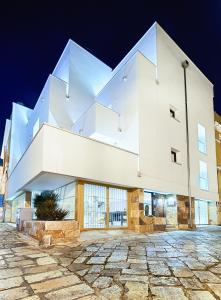 een groot wit gebouw met veel ramen bij Santo Stefano Luxury B&B in Brindisi