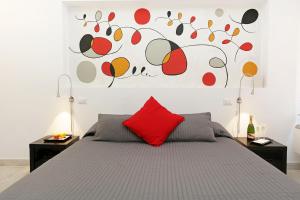 1 dormitorio con 1 cama con almohada roja en Houspitality Nero Bed & Breakfast, en Roma
