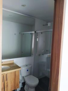 Koupelna v ubytování 2 Apartamento Cedritos Completo + 6 fotografií