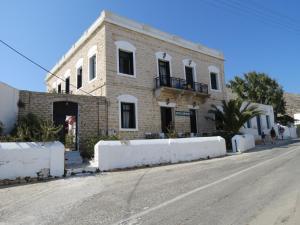 a brick building on the side of a street at Fanivevisgarden in Chora Folegandros