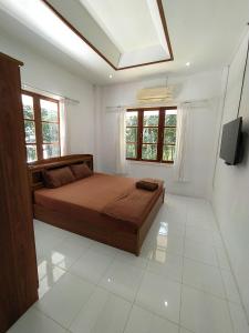 1 dormitorio con 1 cama en una habitación con ventanas en Kood Life, en Ko Kood
