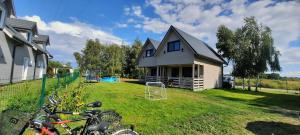 una casa con un giardino con un pallone da calcio di San Escobar Dziwnówek a Dziwnówek