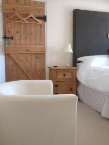 Schlafzimmer mit einem Bett und einer Schiebetür in der Unterkunft Headgate Farm Bed and Breakfast in Twitchen