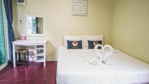 Ένα ή περισσότερα κρεβάτια σε δωμάτιο στο RoomQuest Amphawa Floating Market