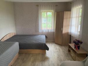 - une petite chambre avec un lit et une fenêtre dans l'établissement Соколине Гніздо, à Dmitrenki