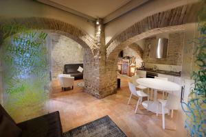 een keuken met een tafel en stoelen in een kamer bij Perfetta Letizia Casa Vacanza in Assisi