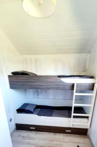 a small room with two bunk beds in it at Domek wakacyjny, nad morzem z balią, Lawendowe Wzgórze, in Karwieńskie Błoto Pierwsze